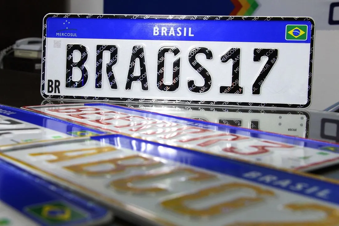 Placas de carros podem voltara ter cidade e estado