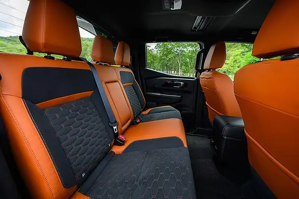 Mitsubishi Triton Highest Spec Interior10 (1)
