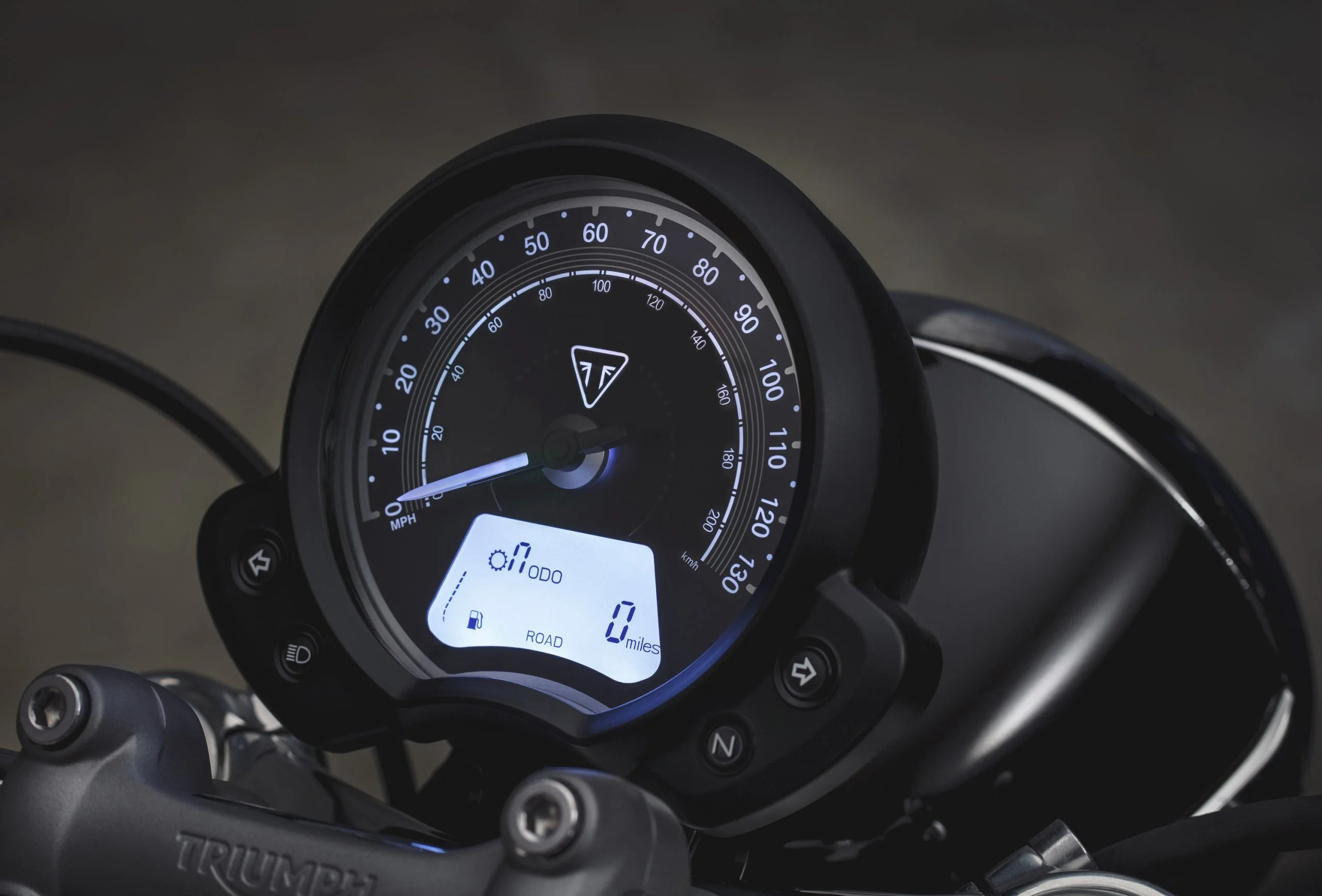 O painel da Speedmaster é até bonito, mas já poderia ser uma telinha de TFT bem mais moderna