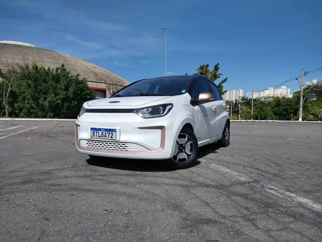 JAC E-JS1 é 100% elétrico e quinto menor carro vendido hoje no Brasil.