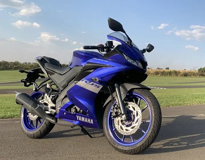 A bonita Yamaha YZF-R15 continua sendo a a dona do segmento de motos esportivas no Brasil em 2026