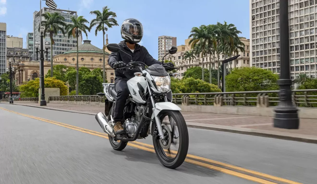 Piloto Na Estrada De Asfalto Com Moto Honda Cg 160 Cargo