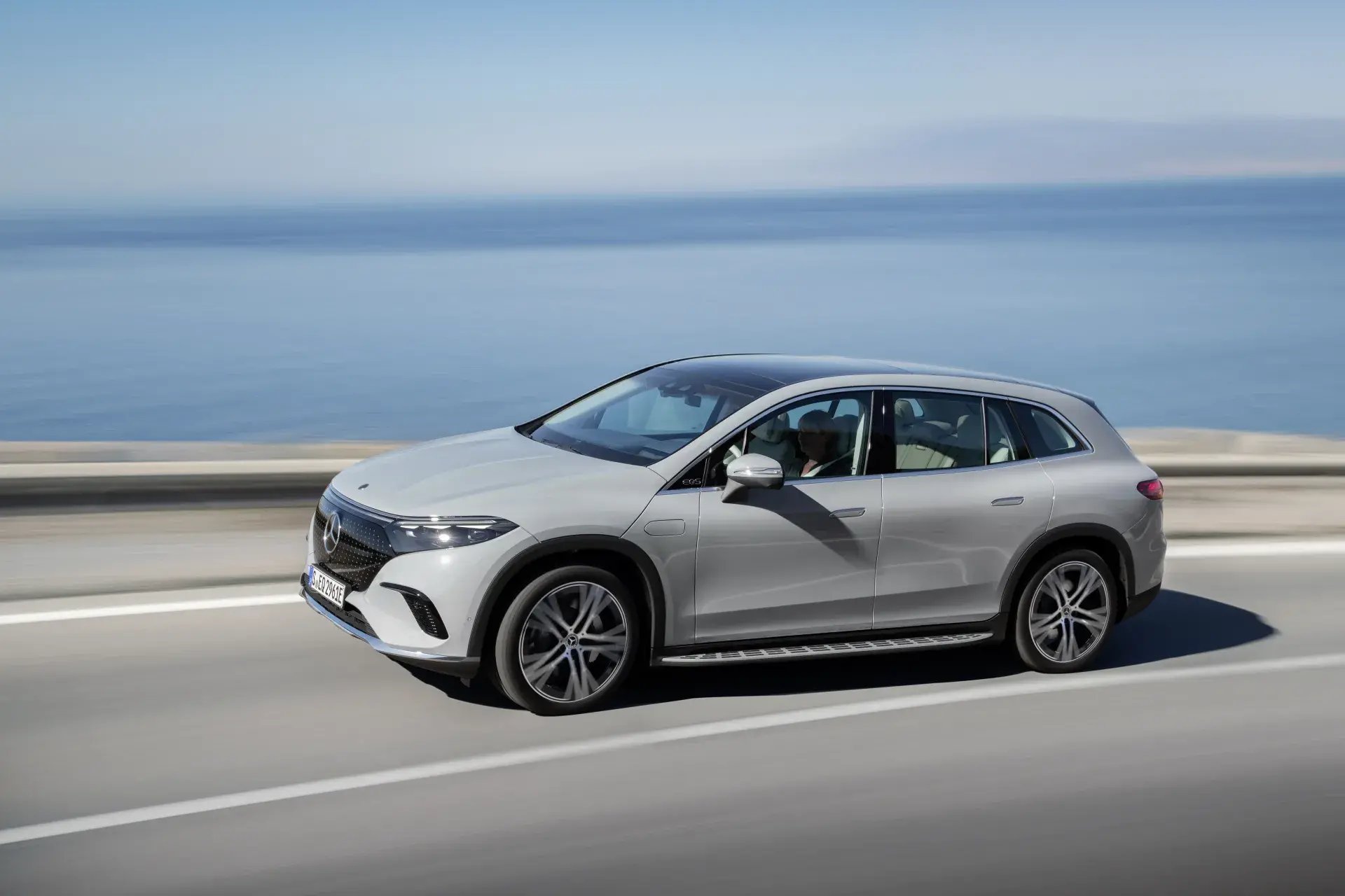 Lateral Mercedes-Benz Eqs 450+ Suv
