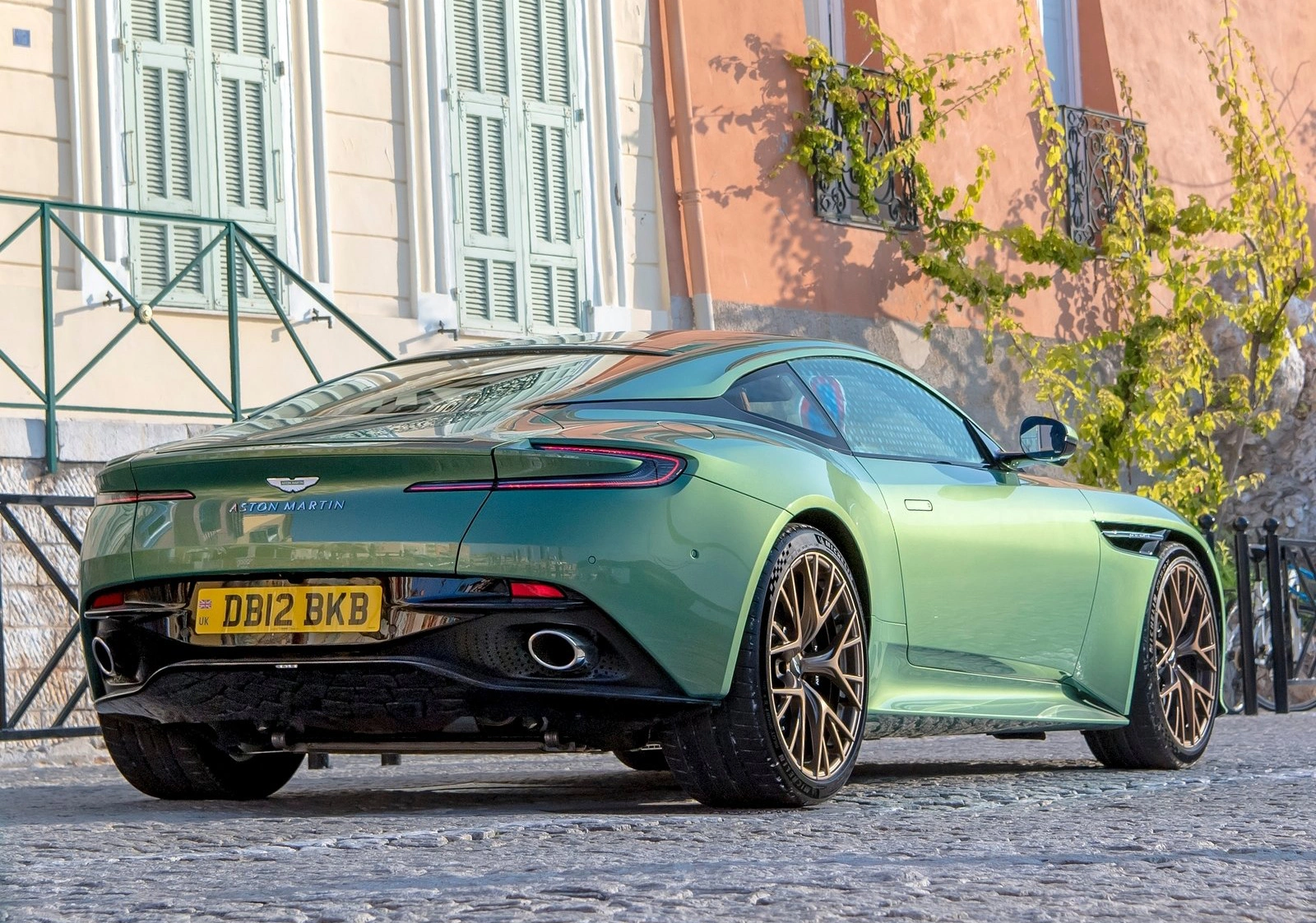 Aston Martin DB12 2024