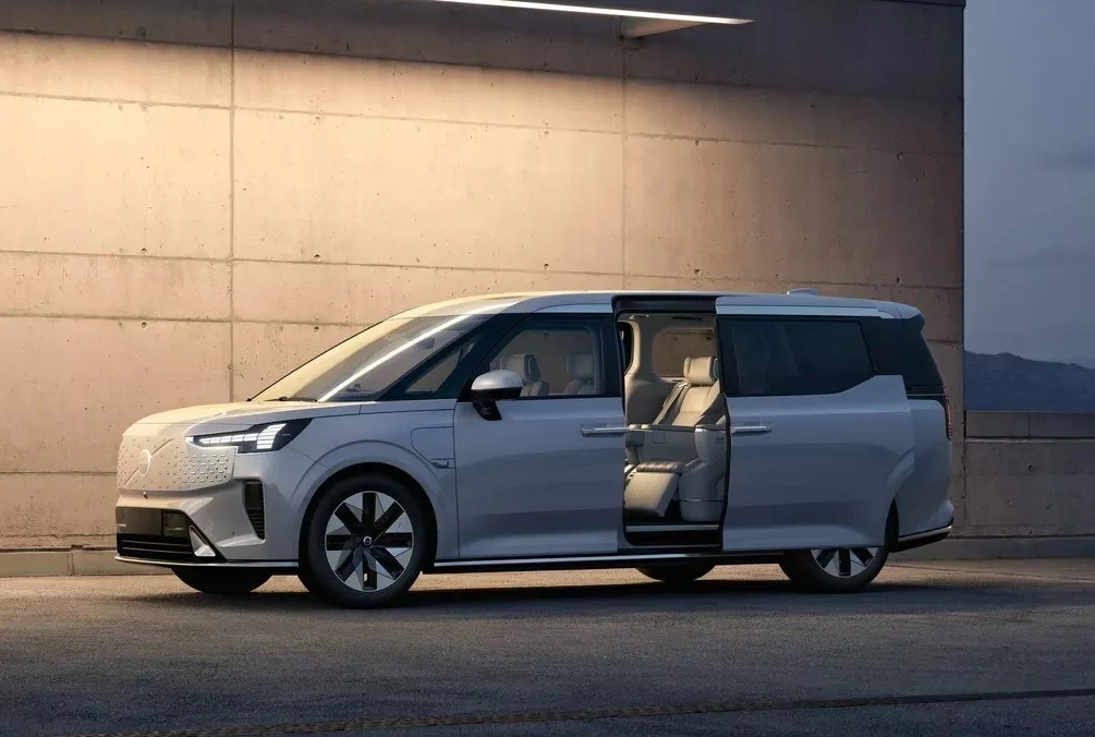 Volvo Em90 2025 (2)