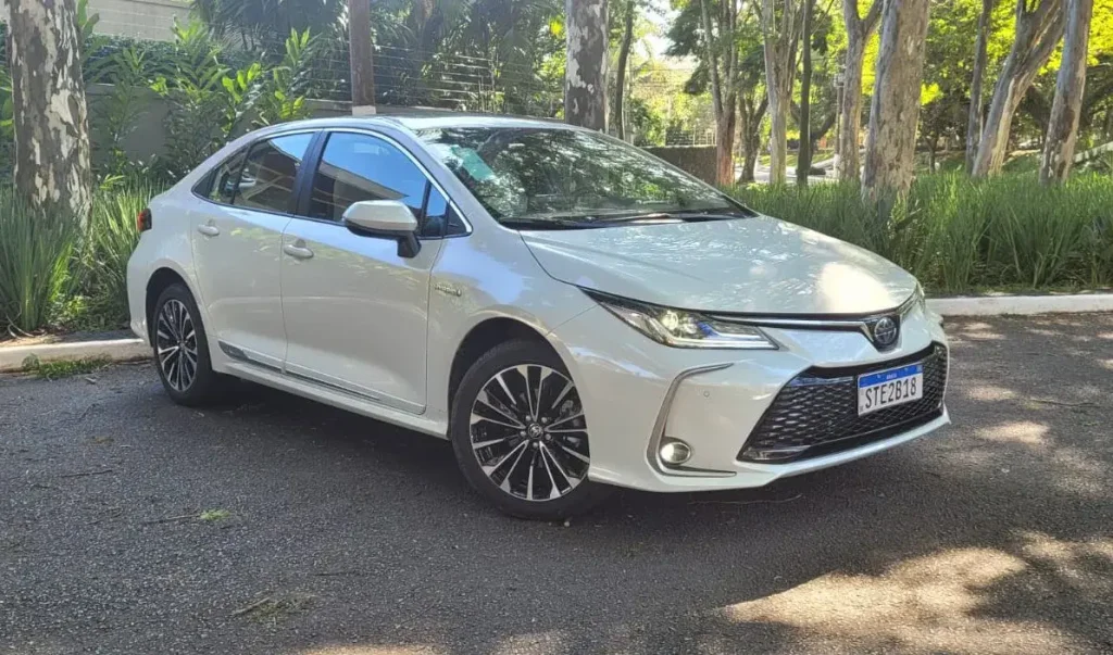Toyota Corolla Altis Hybrid 01