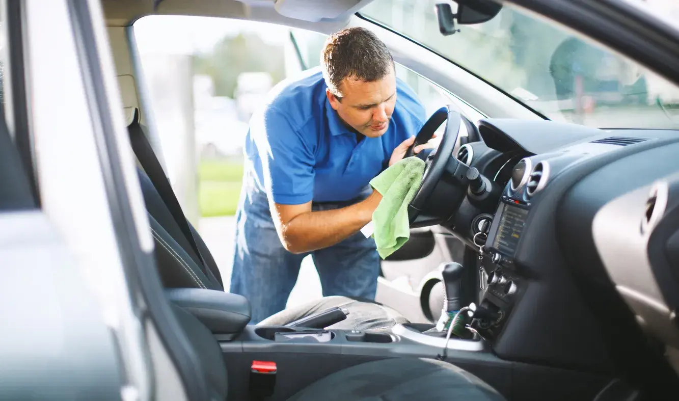 Homem Limpando O Volante Do Carro
