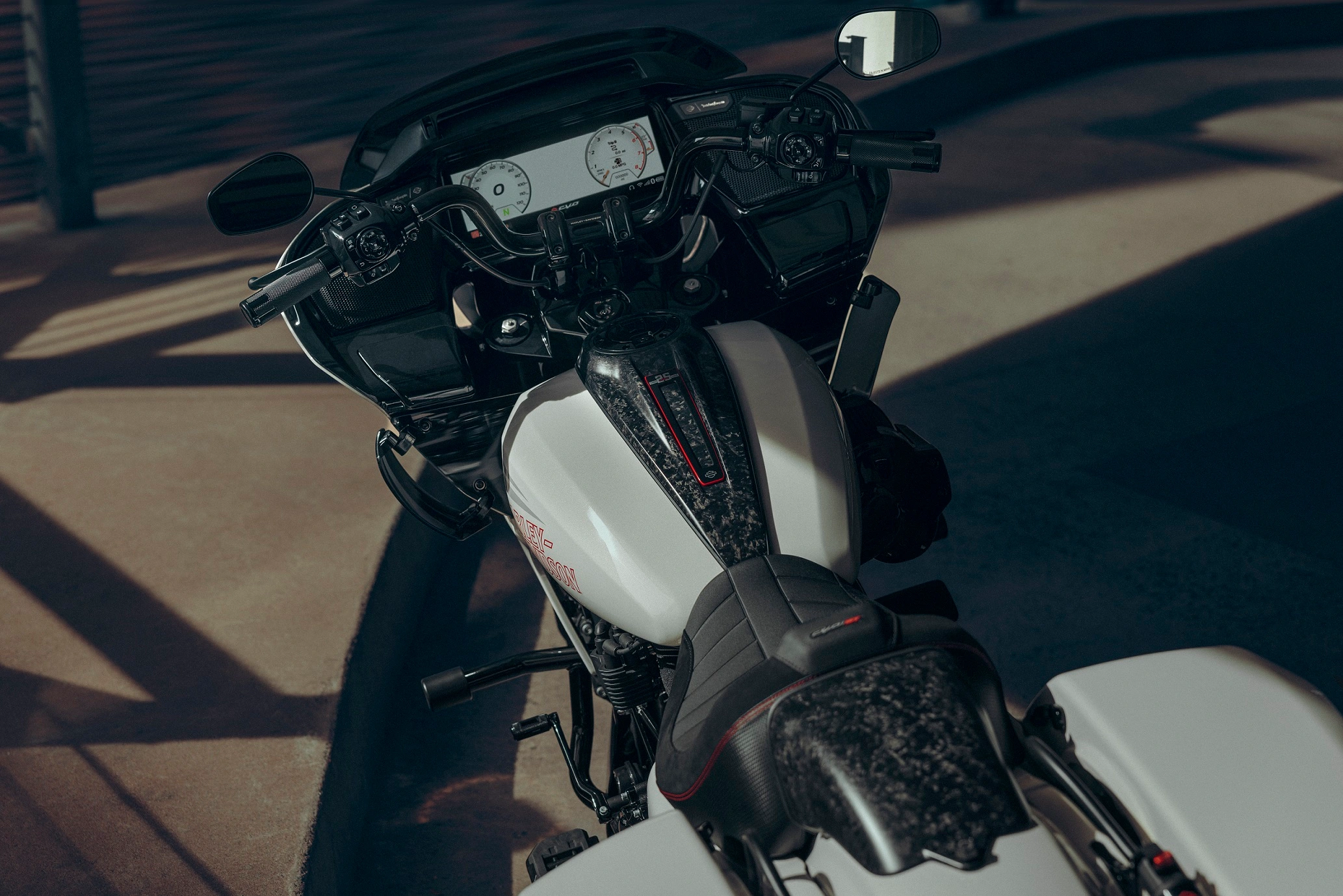 Harley Davidson Road Glide St Cvo 5