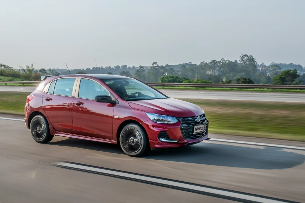 Chevrolet Onix chega forte em outubro e ameaça trio da Volkswagen