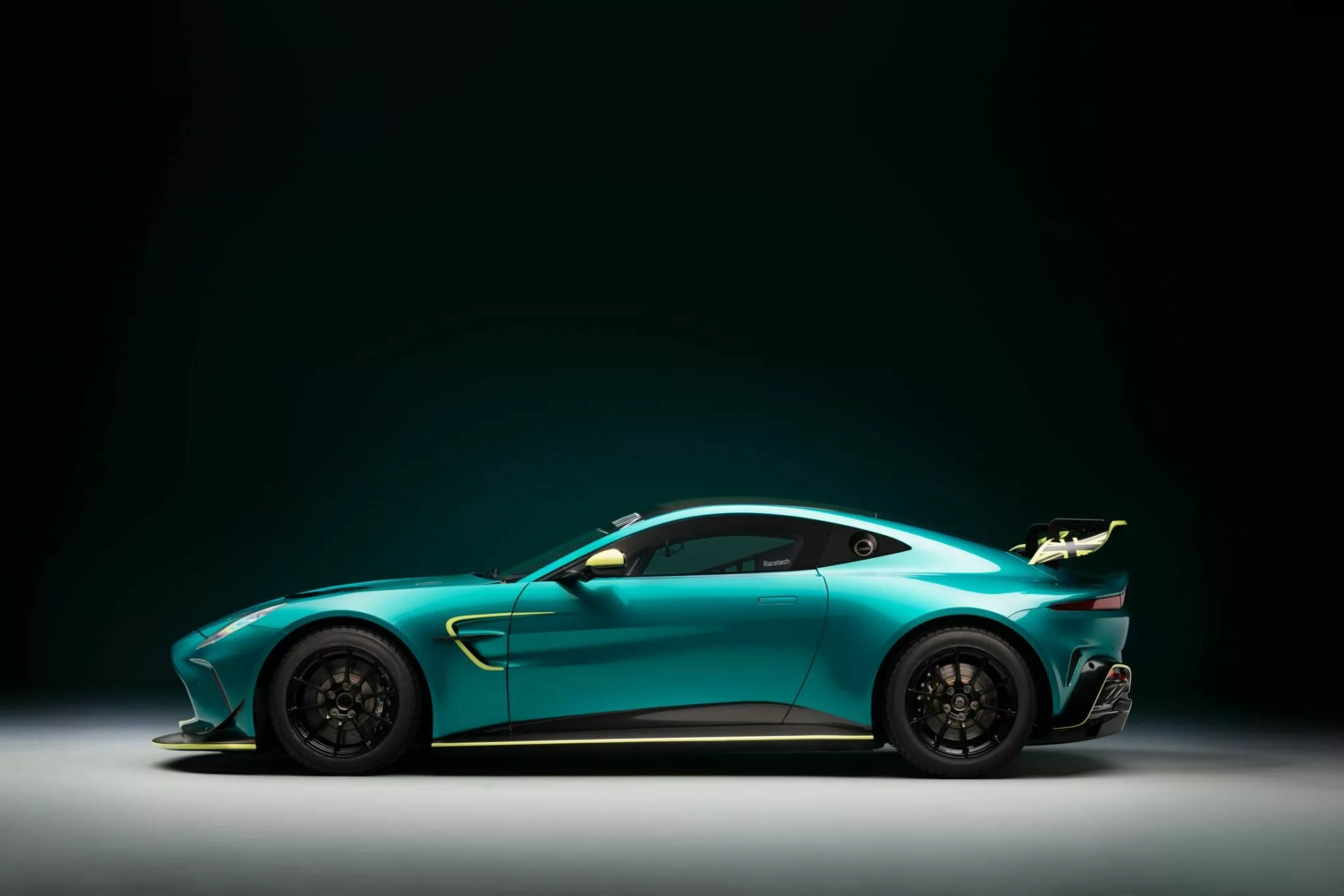 Aston Martin Vantage Gt4 3 2