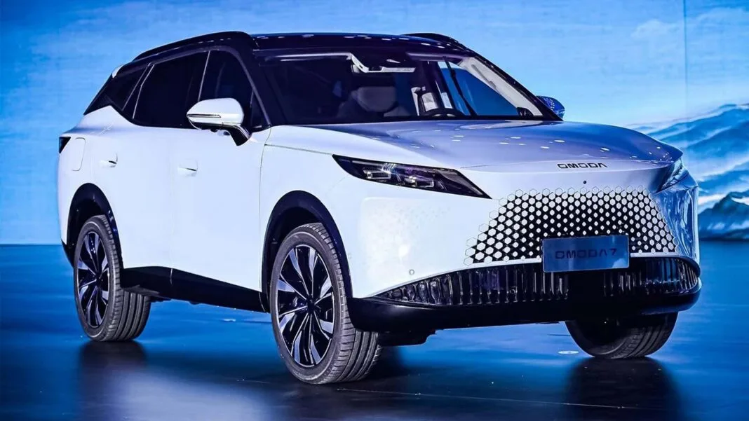 Omoda 7 é SUV híbrido capaz de rodar mais de 1.400 km com um único tanque
