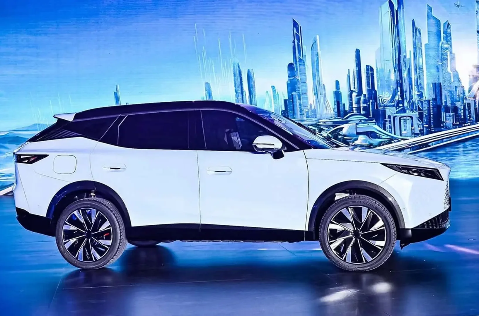 Omoda 7 é SUV híbrido capaz de rodar mais de 1.400 km com um único tanque