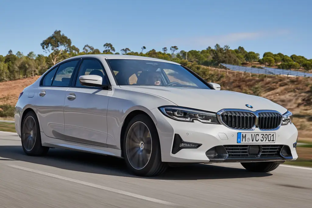 BMW 320i domina segmento de sedãs grandes em 2025