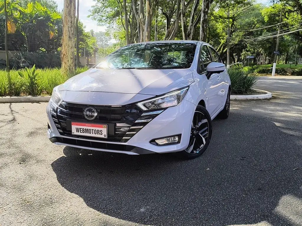 O sedã Nissan Versa também tem preços especiais para vendas diretas neste mês de setembro
