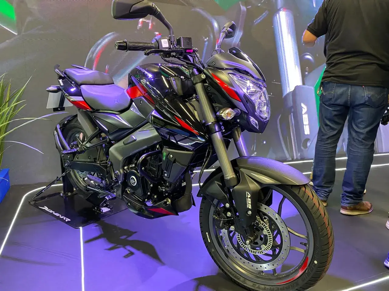 Bajaj Dominar (1)