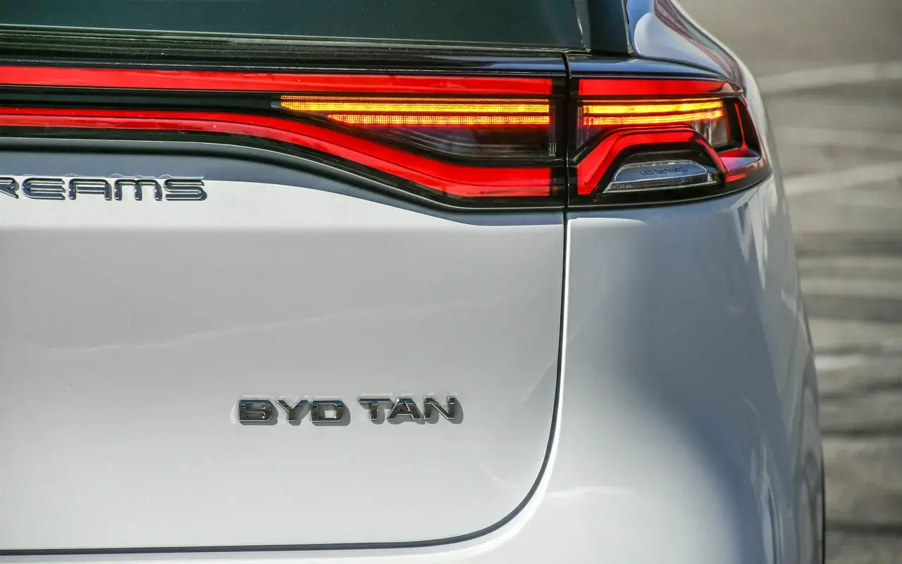 Byd Tan Ev 7706