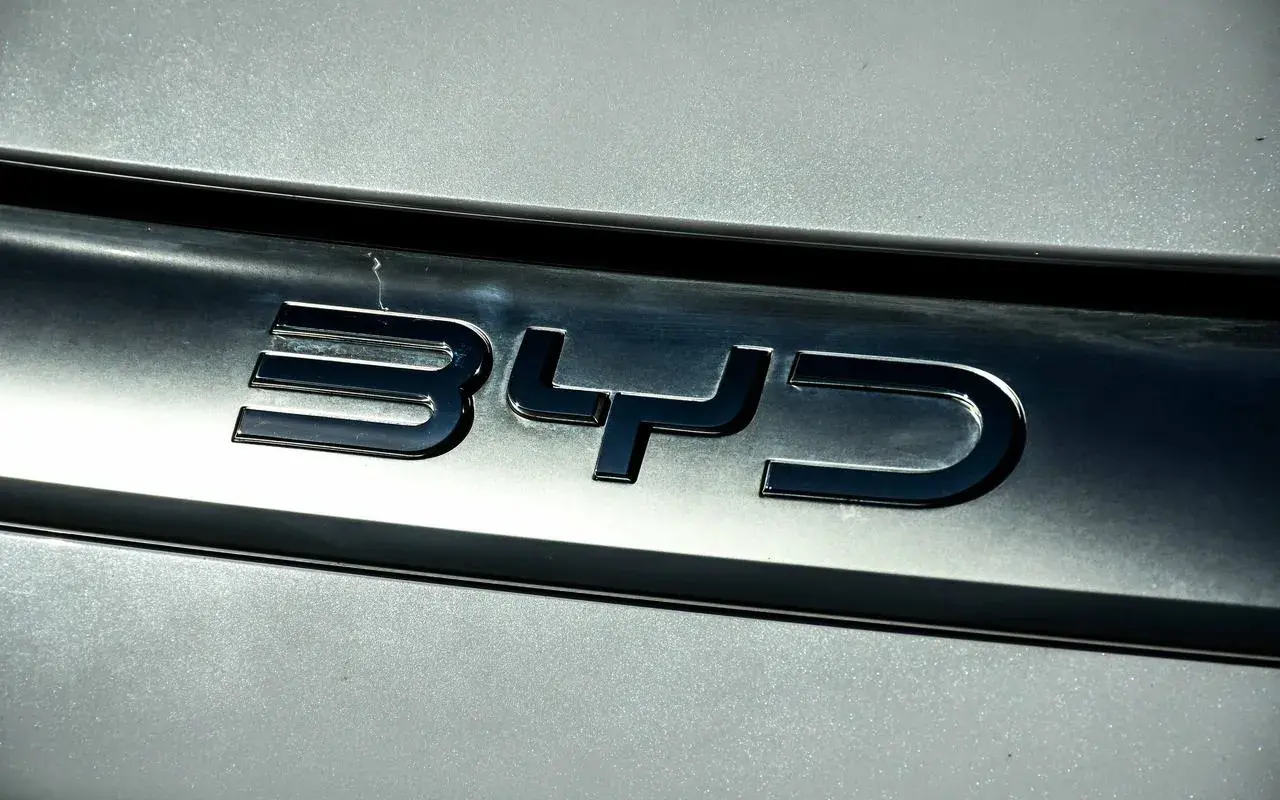 Byd Tan Ev 7729