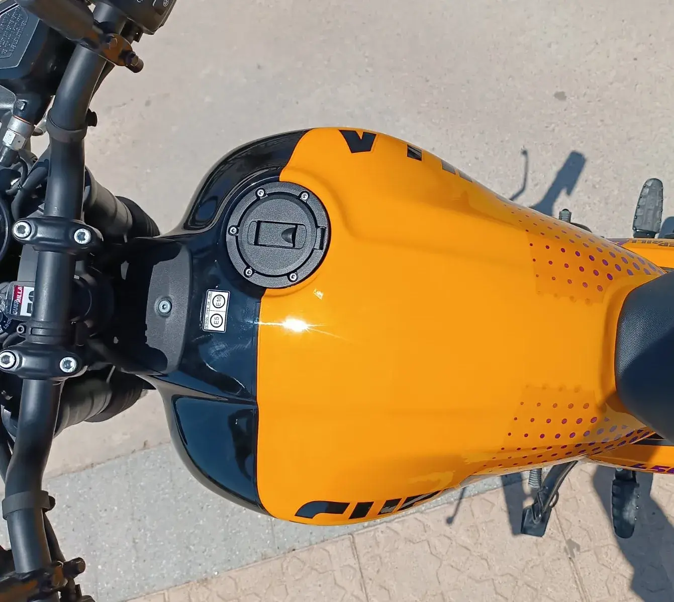 Royal Enfield Guerrilha 450 Tanque (2)
