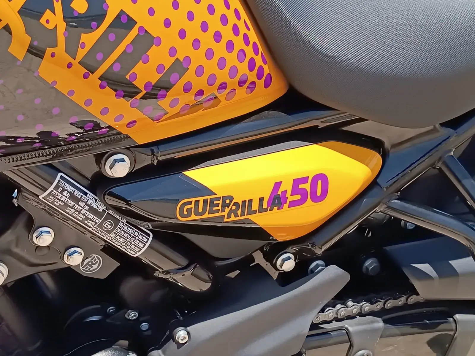 Royal Enfield Guerrilha 450 Tampa Lateral (2)
