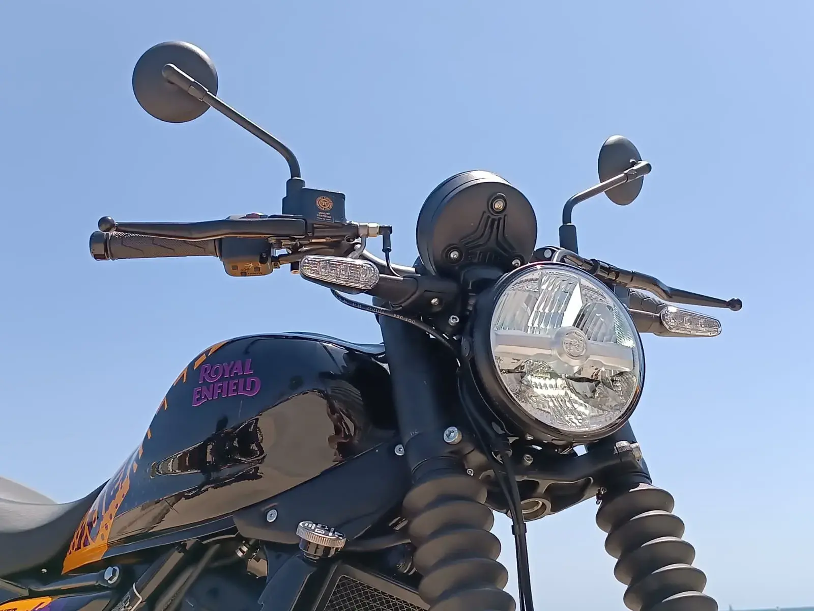 Royal Enfield Guerrilla 450 Detalhe Do Farol (1)