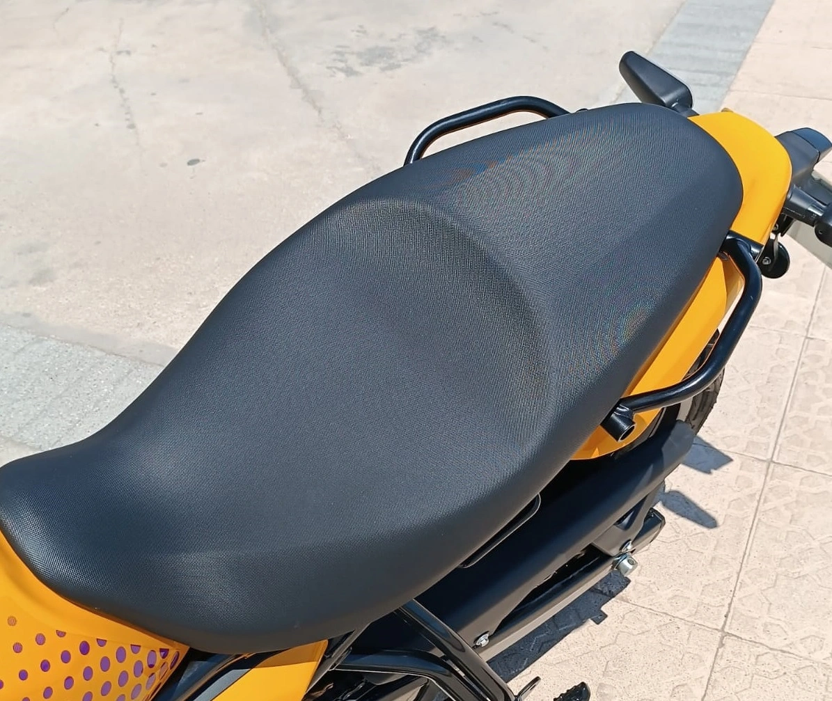 Royal Enfield Guerrilla 450 Banco (1)