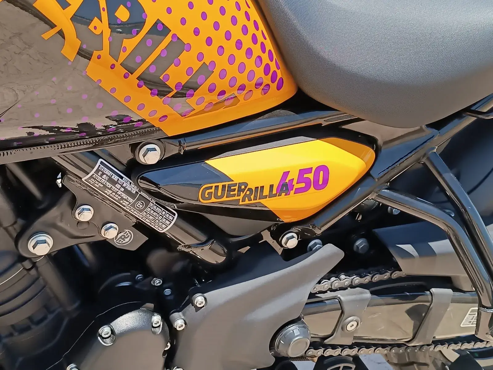 Royal Enfield Guerrilla 450 Tampa Lateral (1)