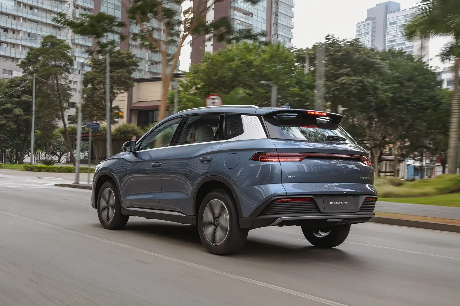 O lançamento do Song Pro híbrido plugável com motor flex está previsto para abril de 2026