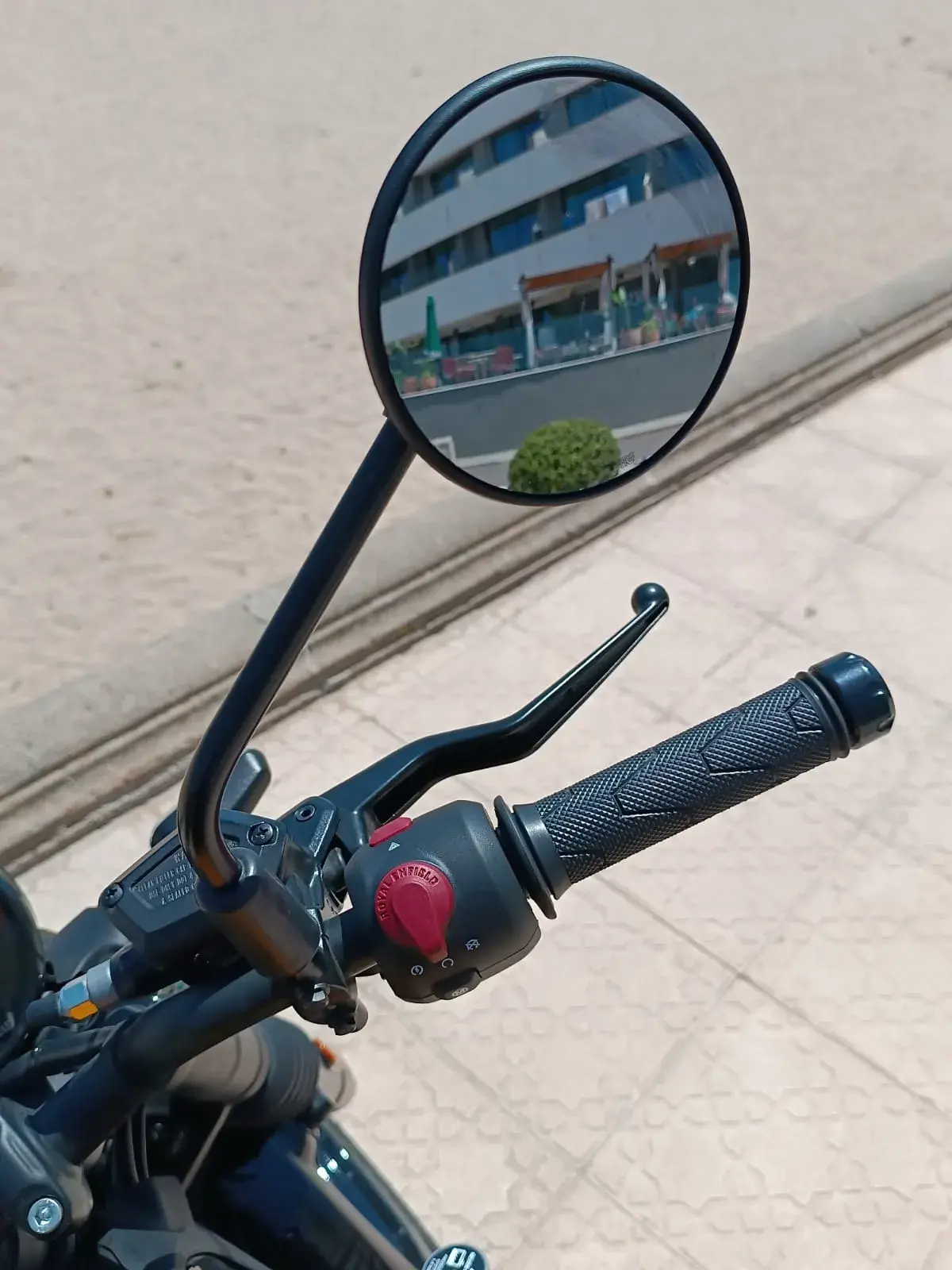 Royal Enfield Guerrilha 450 Detalhe Comutador E Espelho (2)