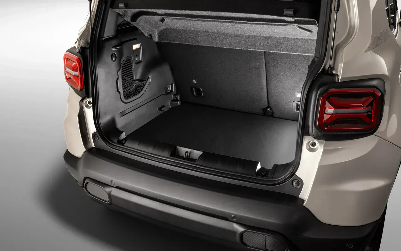 Jeep Renegade Sahara 2025 (15)
