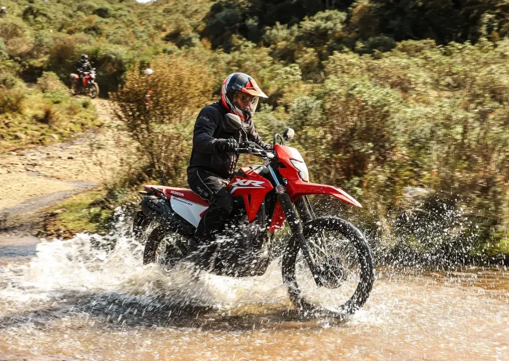 Versátil, a Honda XR 300L Tornado vai bem no asfalto e muitíssimo bem no off-road
