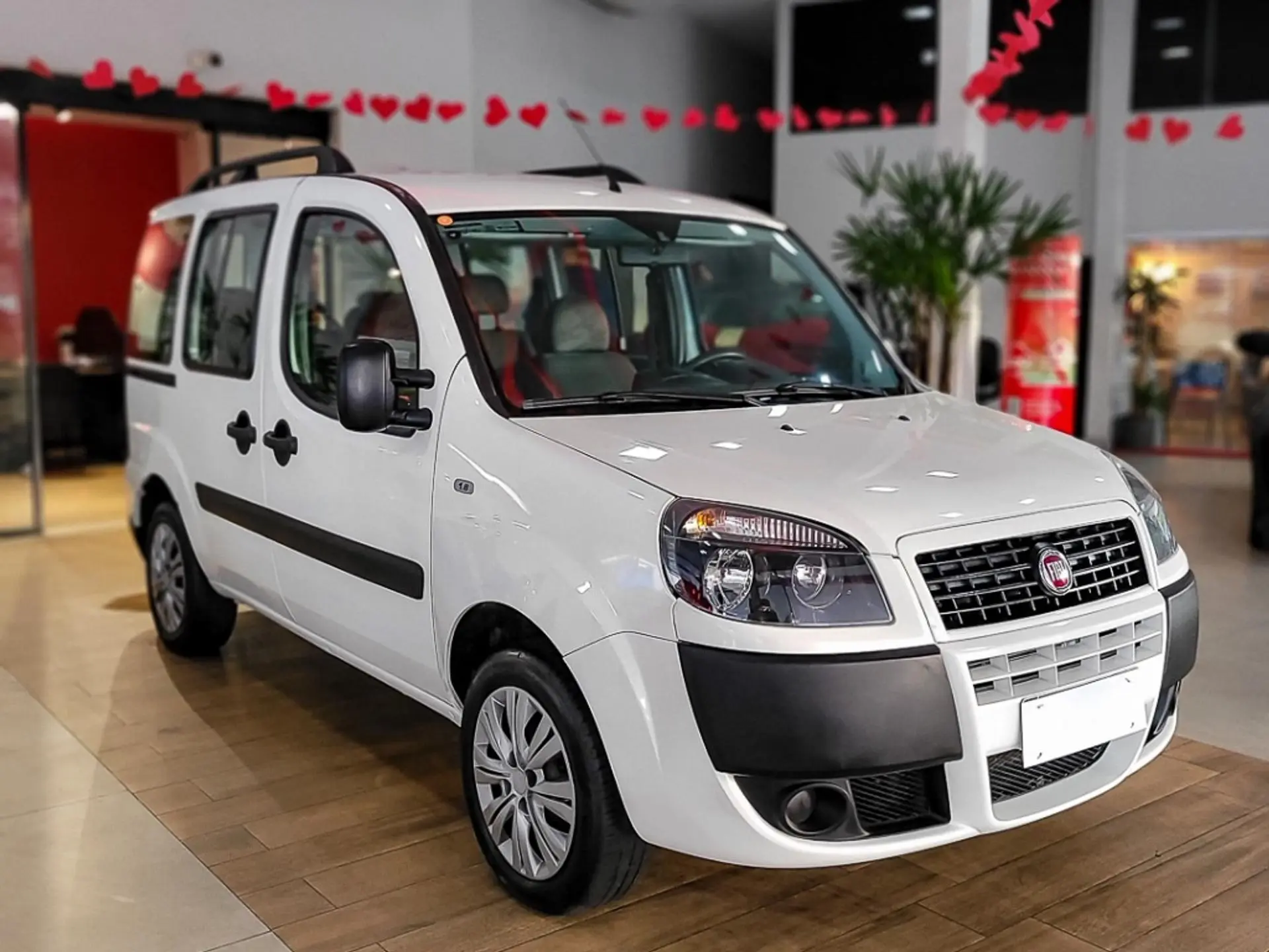 Fiat Dobló é opção acessível entre os carros 7 lugares usados baratos