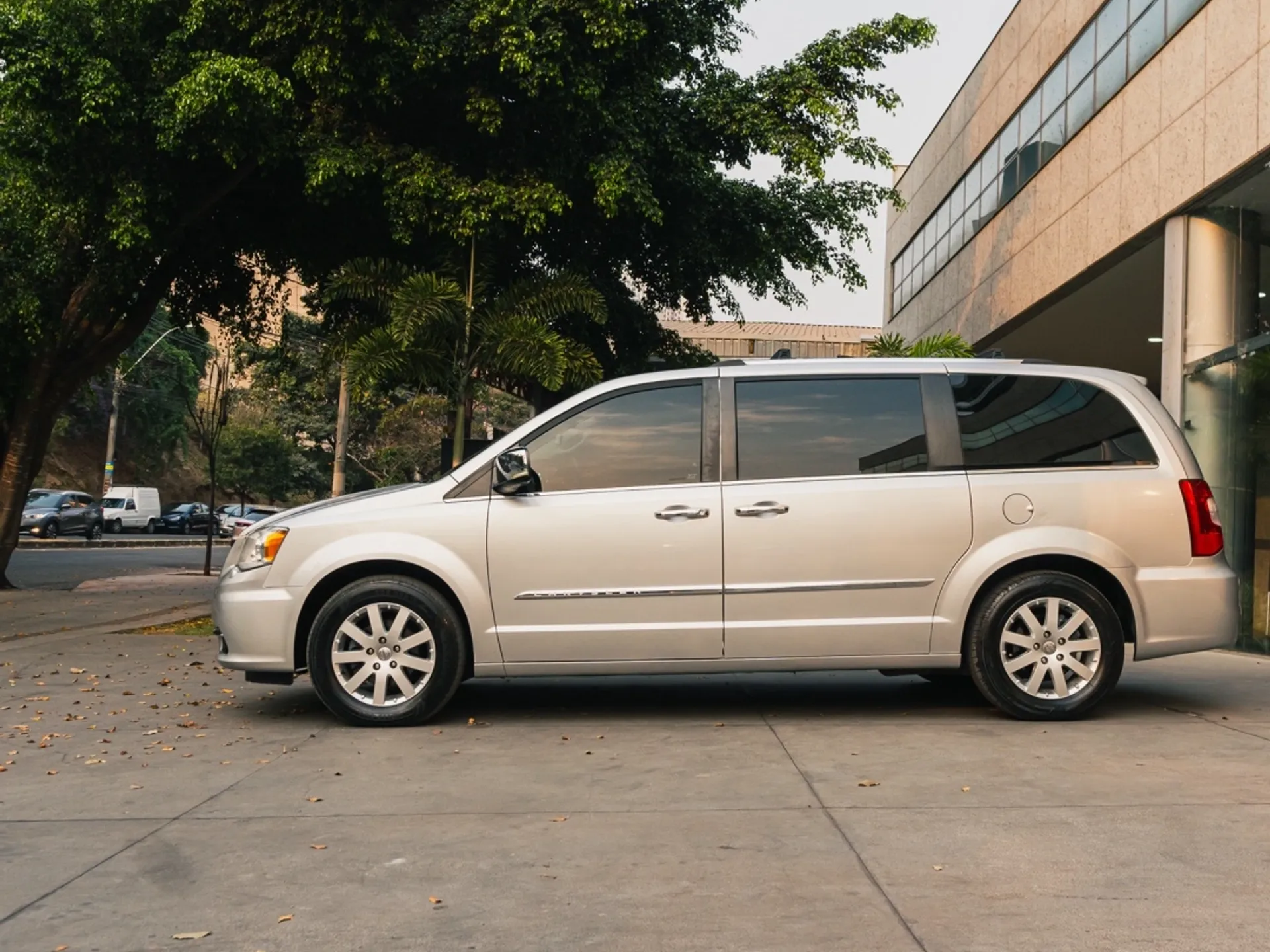 Chrysler Town 5
