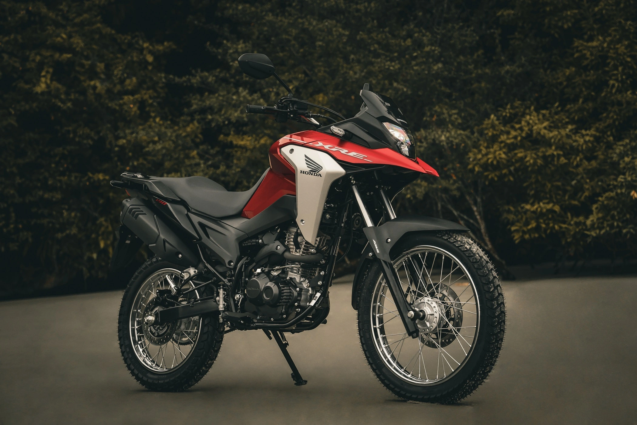 A XRE 190 é uma espécie de Bros 160 mais potente, mais bonita e mais completa. Mas é mais cara, claro