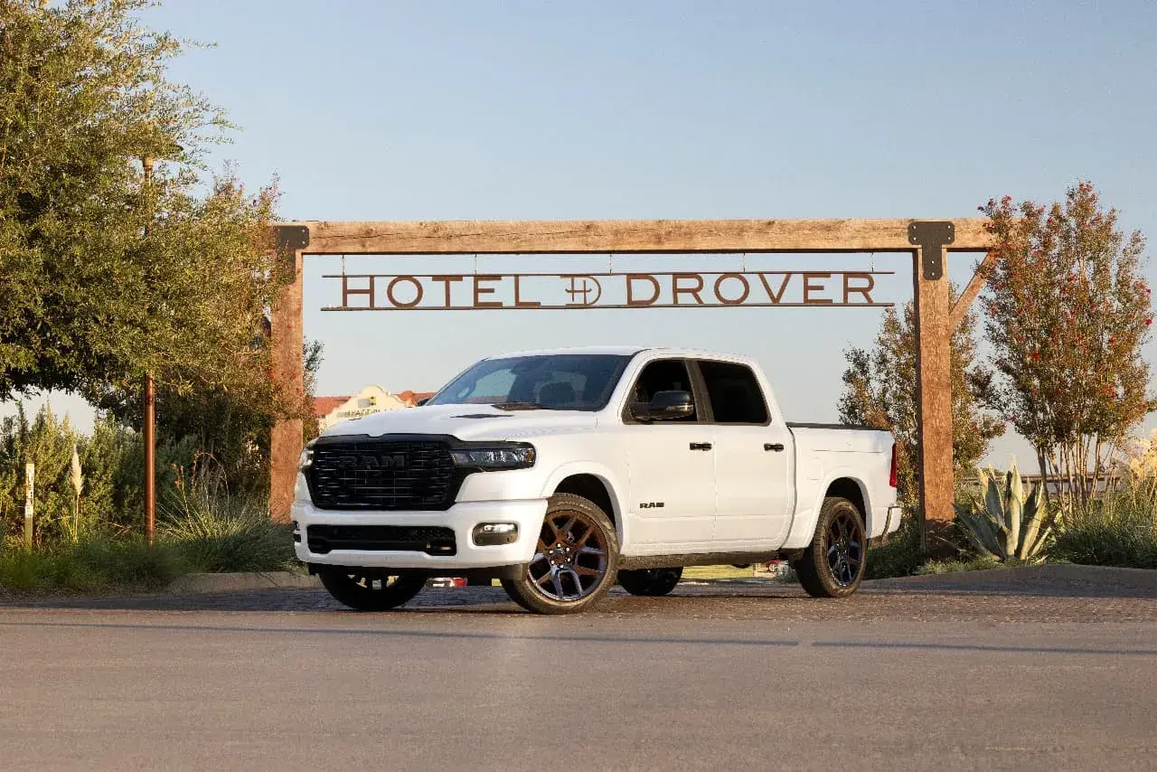 Ram 1500 Laramie Night Edition (23)