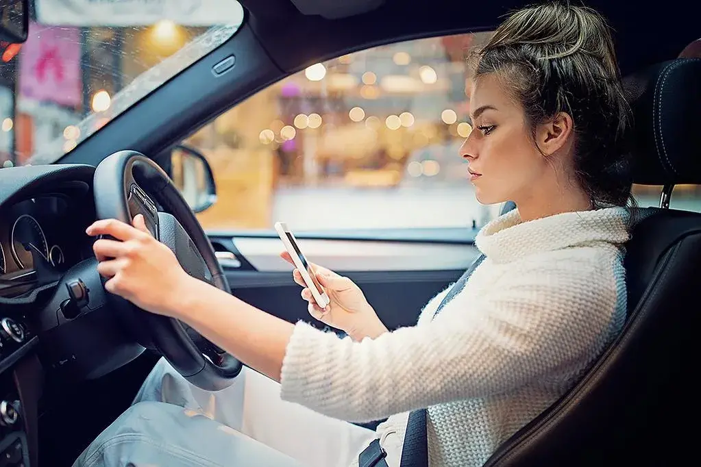 Multa por usar celular ao volante, você sabe como funciona?