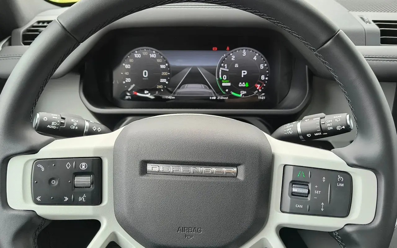 Land Rover Defender 110 Phev (12)