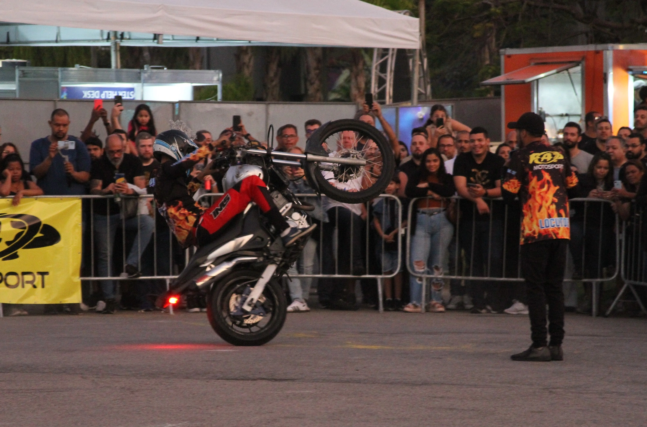 Como sempre, os shows de manobras radicais (wheeling) foram uma grande atração no Festival Moto Brasil