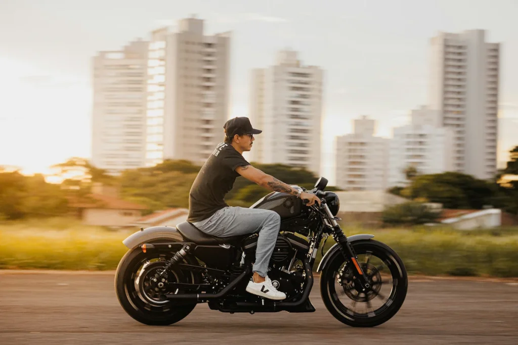 Um piloto em cima de uma moto robusta que ele comprou no Black Feirão daWebmotors