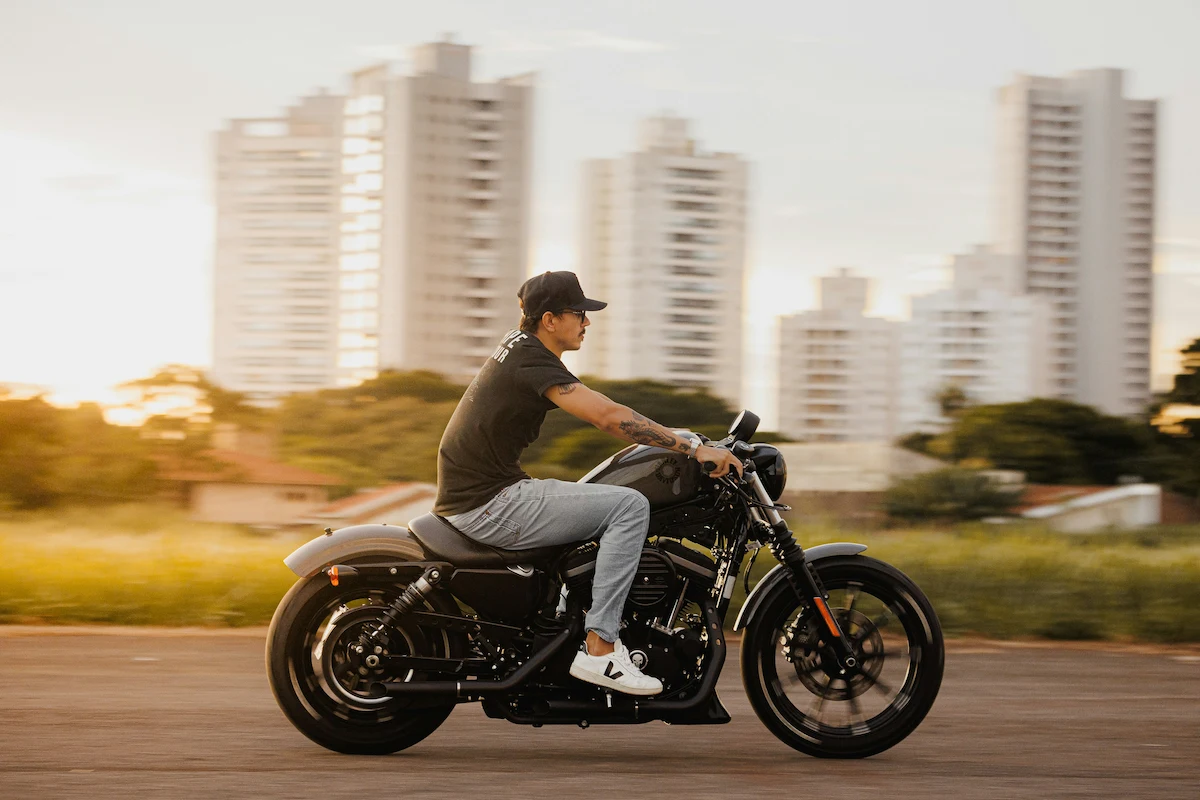 Um piloto em cima de uma moto robusta que ele comprou no Black Feirão daWebmotors