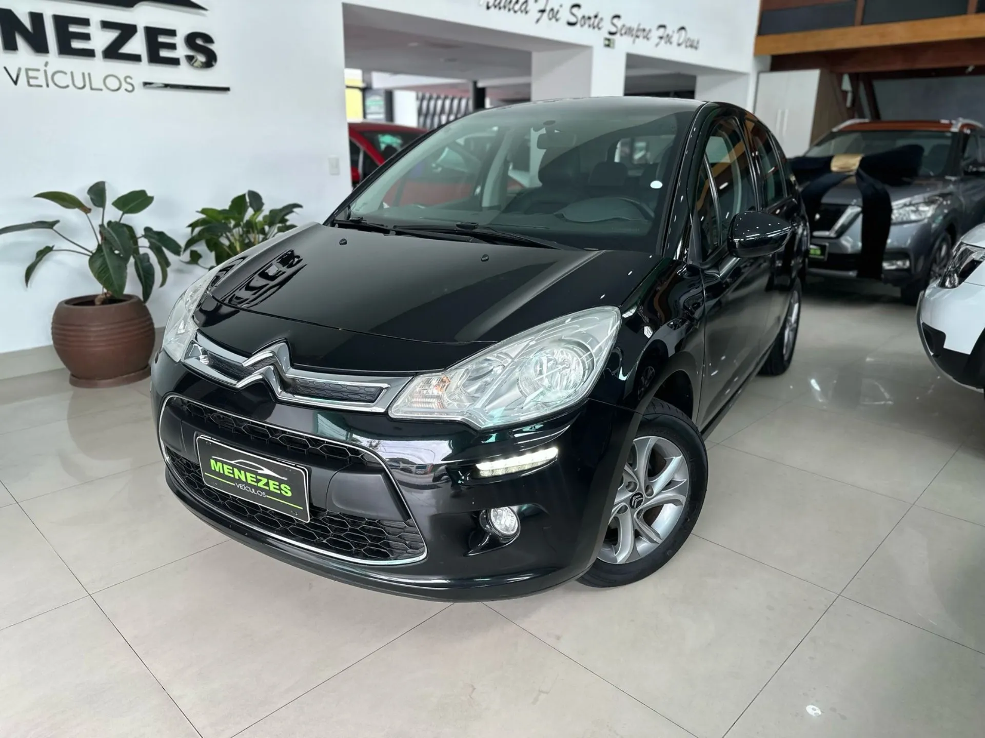 Carros até 35 mil: Citroën March é uma boa opção