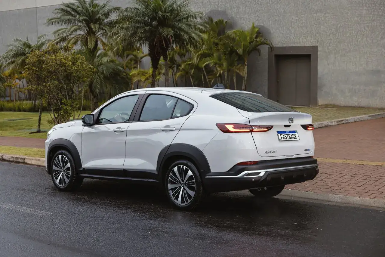 Fiat Fastback Audace Hybrid tem desconto e fica mais barato que Polo Highline