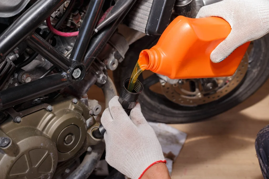 A troca do óleo do motor deve obedecer aos intervalos recomendados no manual da moto