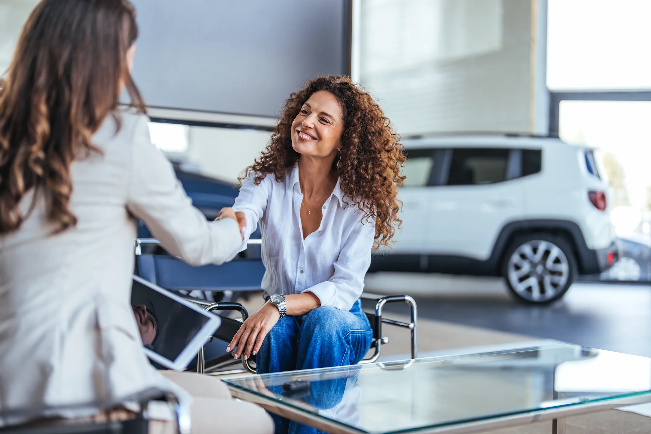 Mulher negociando venda de um carro Webmotors Dinheiro Extra