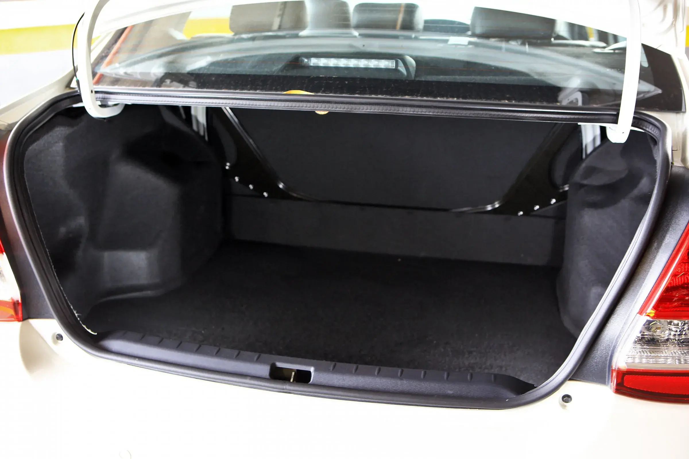Toyota Etios Seda Porta Malas7