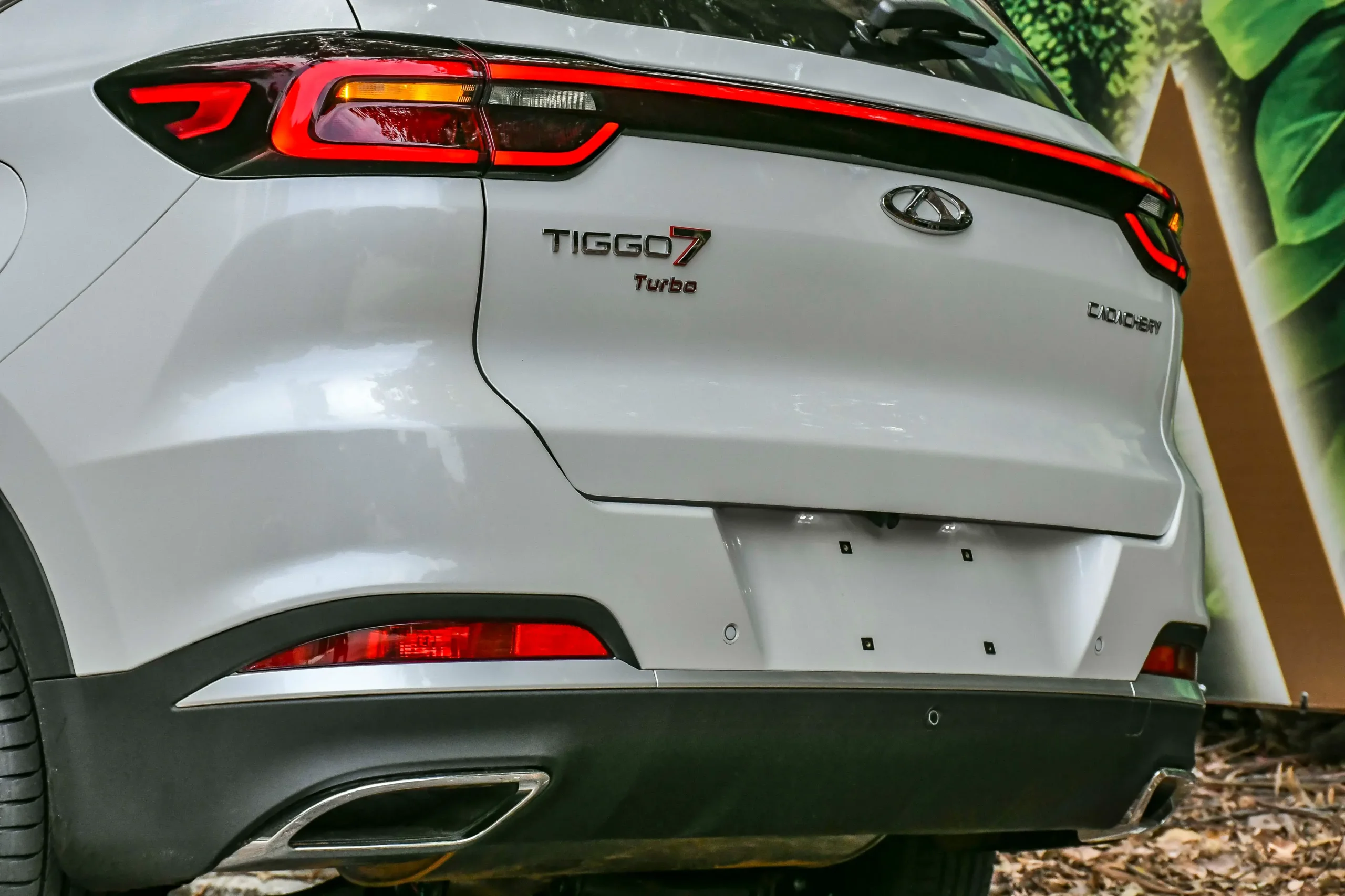 Foco na traseira do Caoa Chery Tiggo 7 Sport na cor branca.