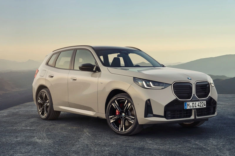 O novo BMW X3 tem motor 2.0 litros que entrega 258 cv de potência e 40,8 kgfm de torque