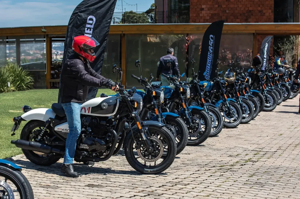 Royal Enfield Shotgun 650 Movimento Divulgação (2)