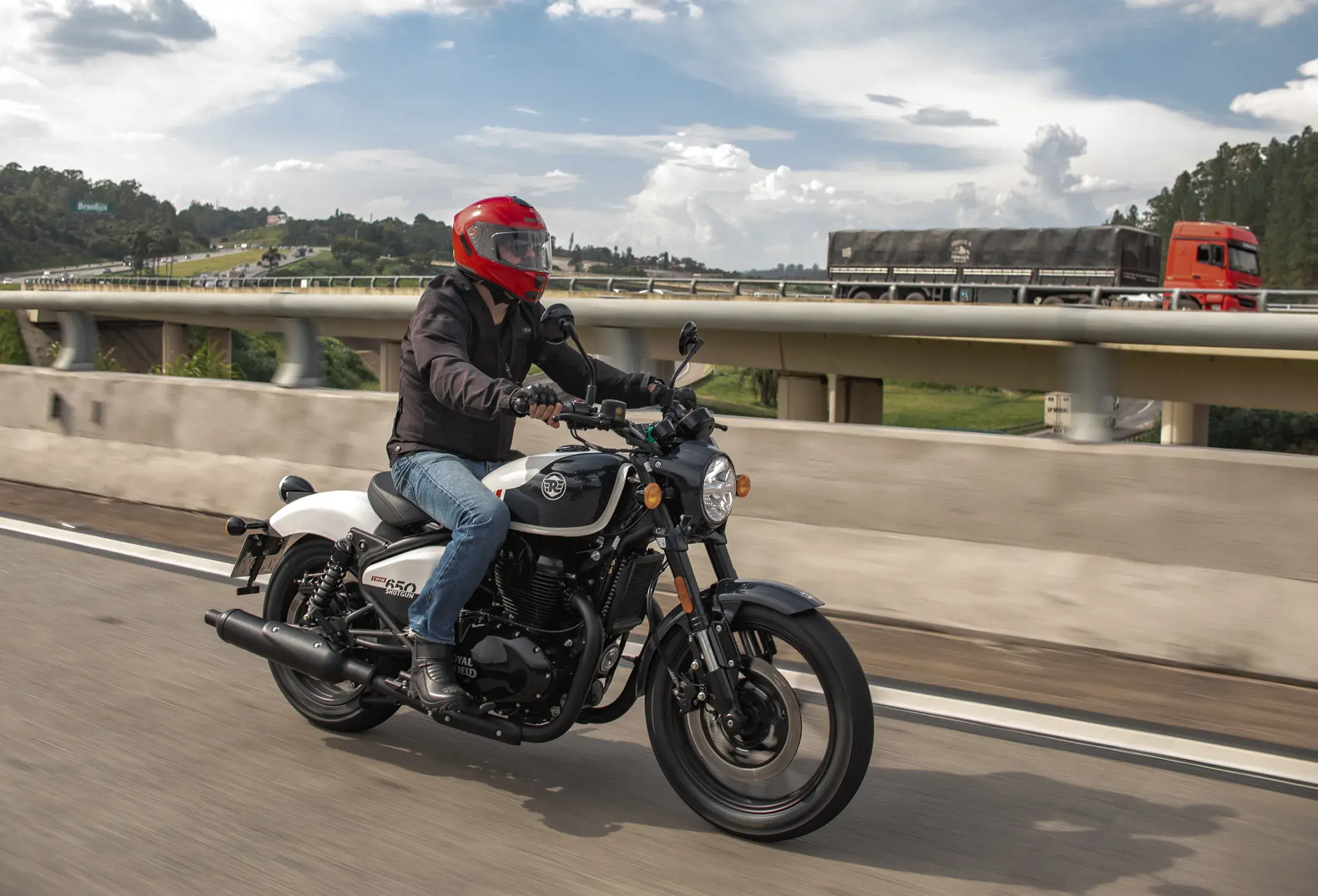 Royal Enfield Shotgun 650 Movimento Divulgação (6)