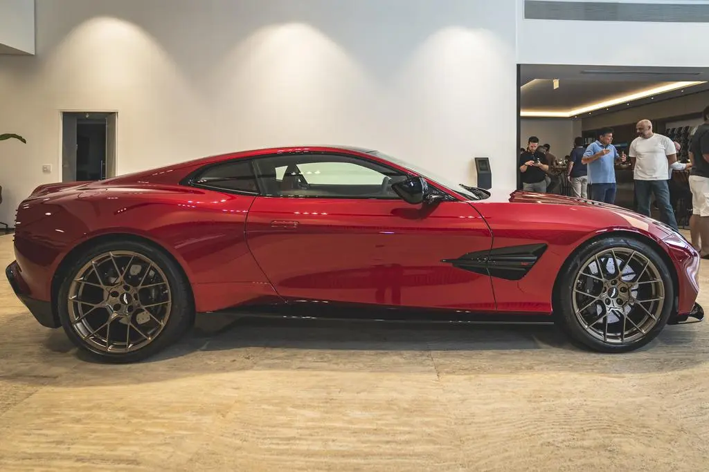 Aston Martin Vanquish 2025