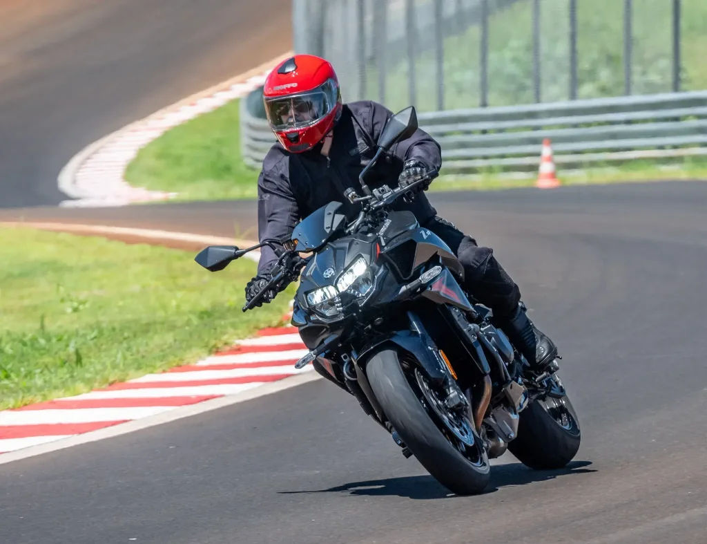 Kawasaki Z H2 2025 Movimento (4)